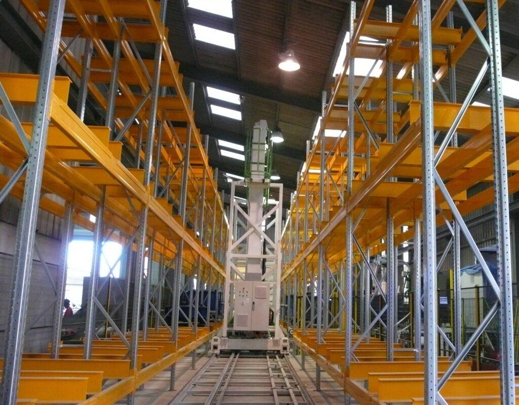 Transstockeur dans une allée de rayonnages industriels