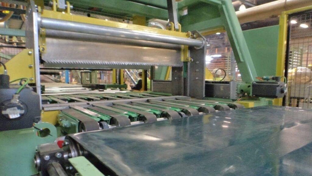 Machine de découpe et de traitement des bords de panneaux isolants