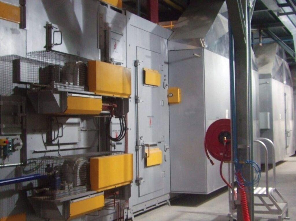 Façade et portes d’une étuve industrielle pour isolants