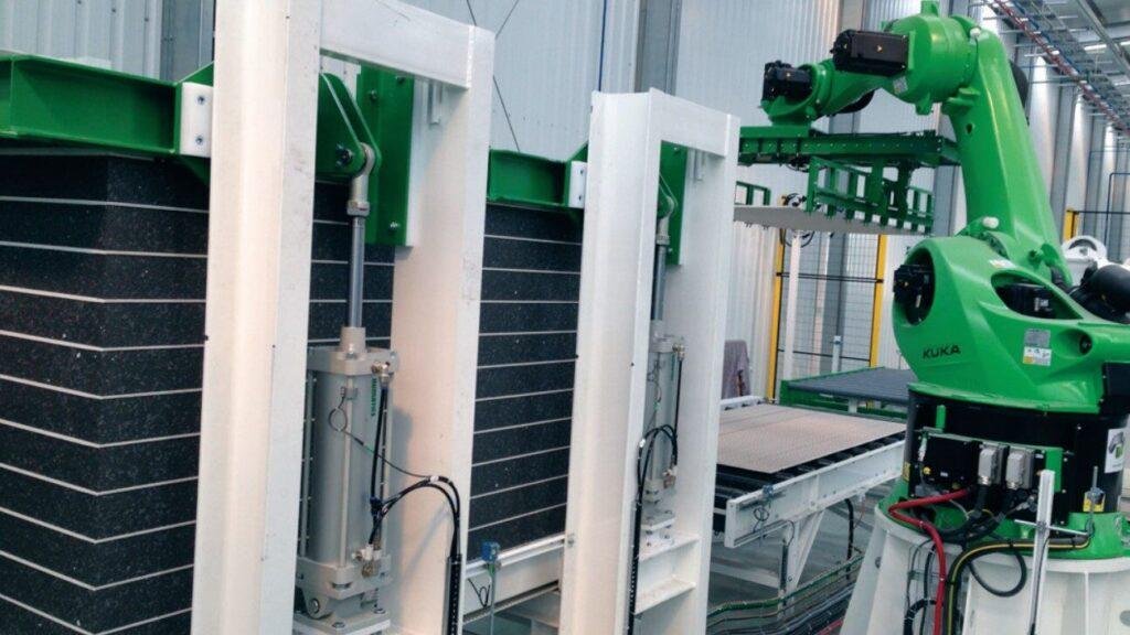 Robot de manutention sur une ligne de complexage de panneaux