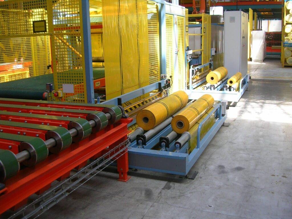 Convoyeur et machine d’emballage de panneaux isolants