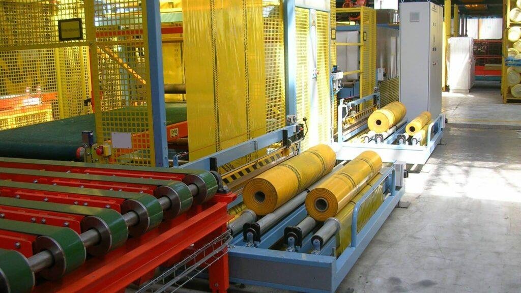 Convoyeur et machine d’emballage de panneaux isolants