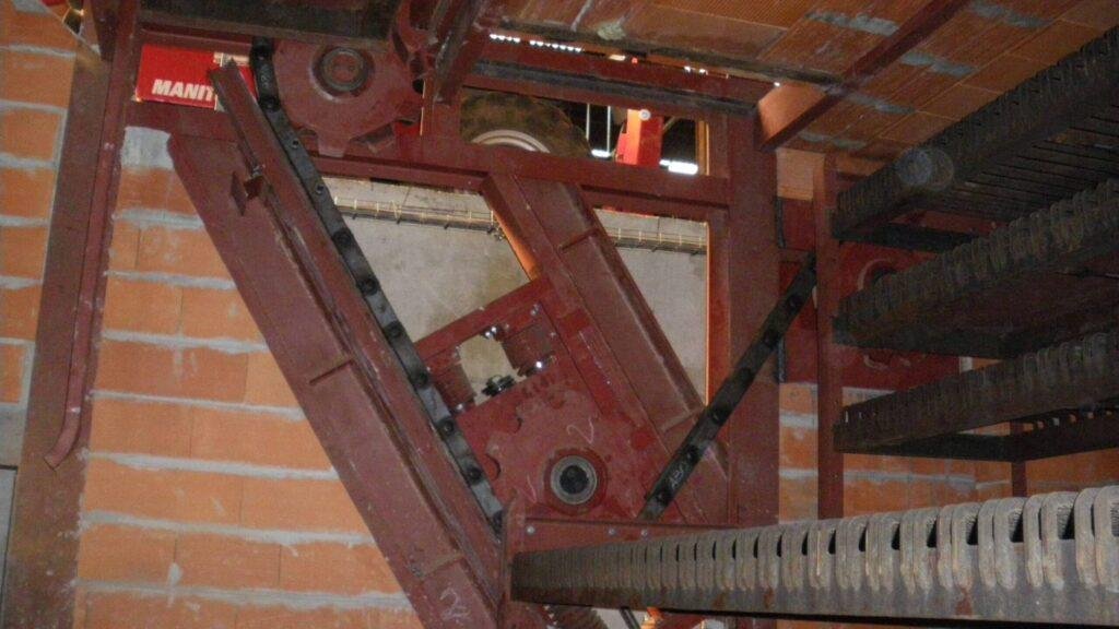 Mécanisme de tension de chaîne d’un séchoir de terre cuite