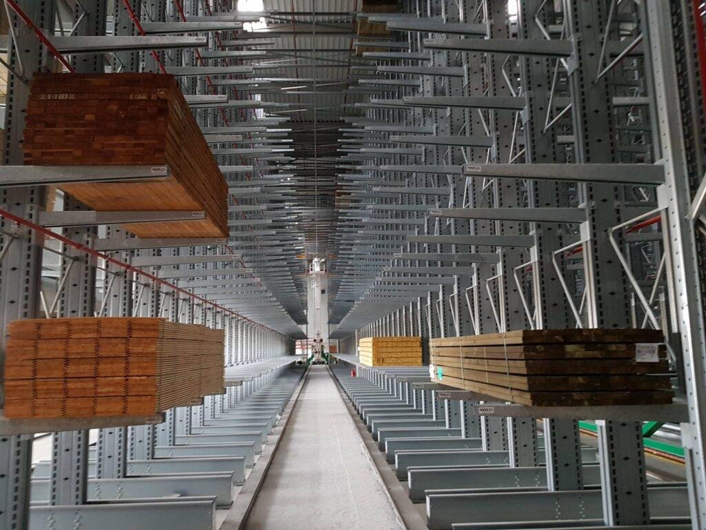 Allée de stockage automatisé de produits longs en bois